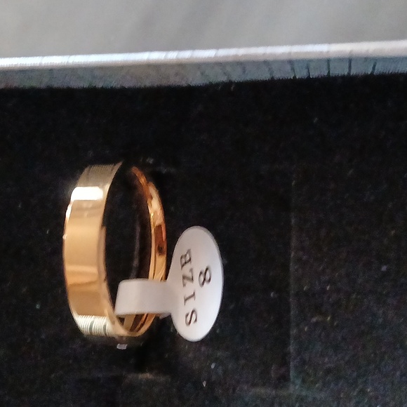 Chic Gold Designer-Inspired Ring - Picture 3 of 3